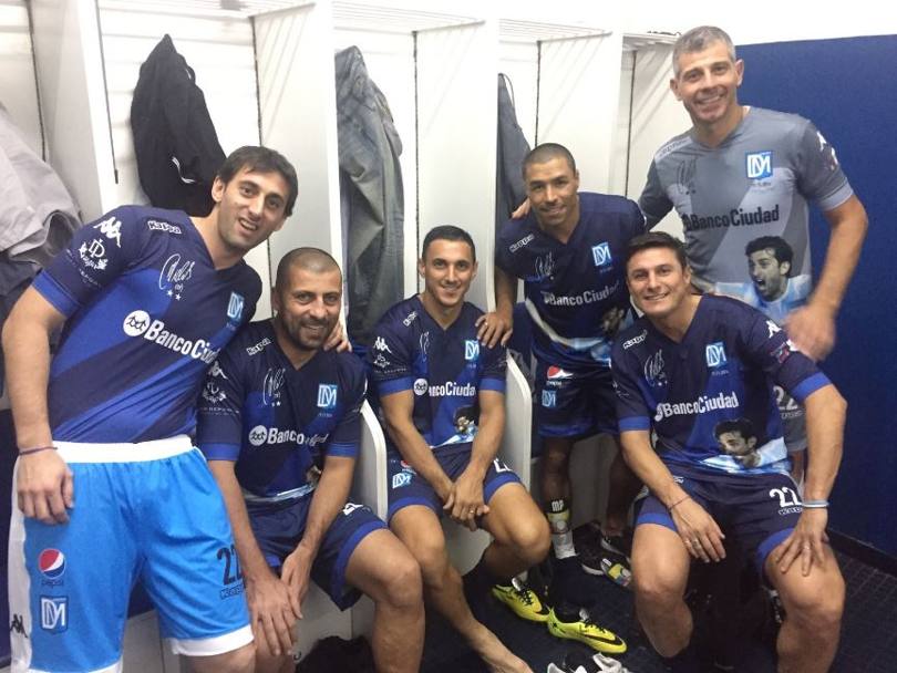 Milito posa con gli ex compagni Samuel, Burdisso, Cordoba, Zanetti e Toldo. Twitter
